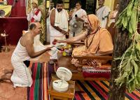 HH Swamiji felicitates artistes and Math Staff
